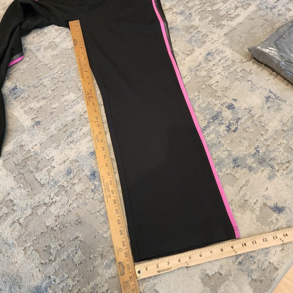 NWT Lane Bryant Black Yoga pants. Pink silver sparkle stripe. Size 14/16. 1X - Picture 9 of 15